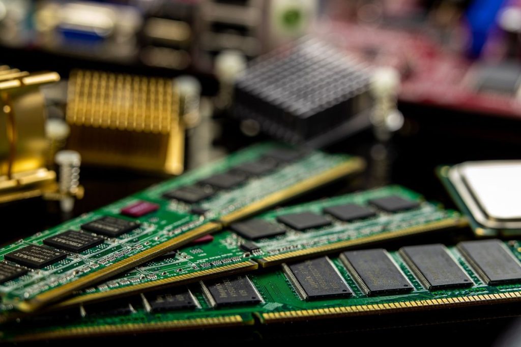 Intel Shares Rally on Fastest Growth in 15 Years